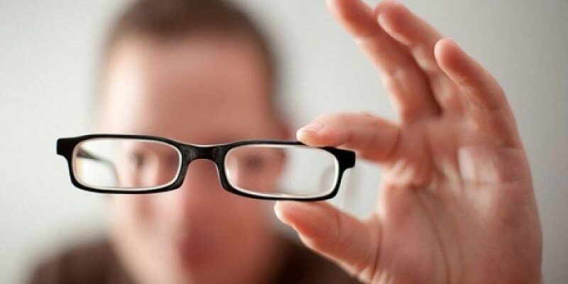 Viễn thị đeo kính gì? Bao nhiêu độ thì nên đeo kính viễn?
